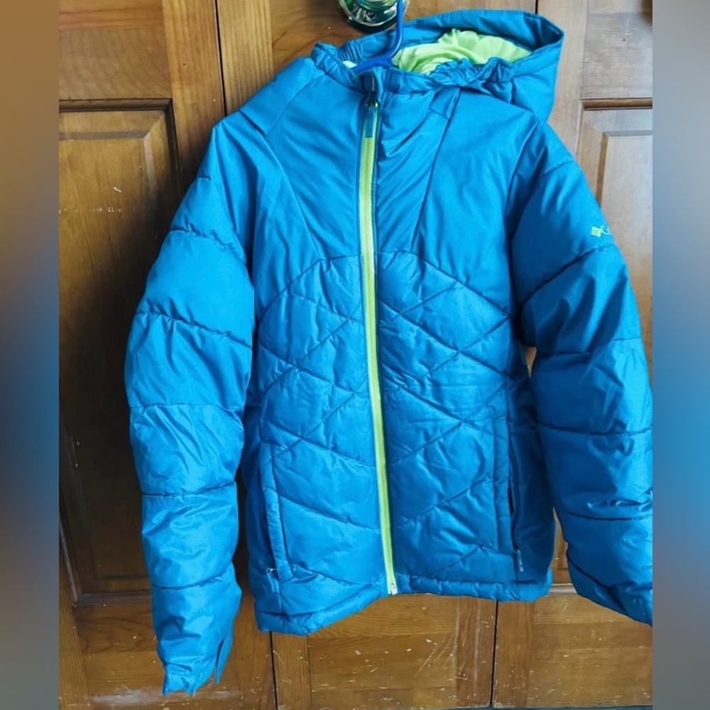 Winter jacket no tears zippers works perfect omni heat inside the jacket